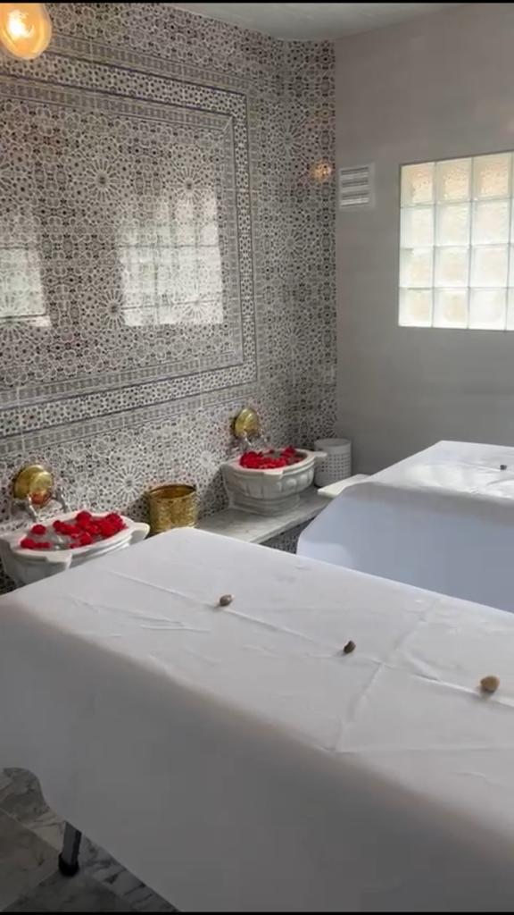 Hammam Ziani Casablanca massage tables with rose petals